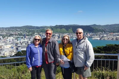 Erlebe den wind auf dem mount victoria, entdecke die weta cave, fahre mit der cable car und genieße ein mittagessen am meer – die highlights von wellington in einem halben tag mit abholung.