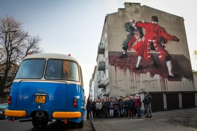 Erlebe warschaus praga-viertel im retro-bus mit live-guide, entdecke vorkriegsstraßen, bunte murals und genieße eine heiße schokolade. kleine gruppe garantiert.