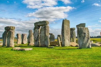 Descubre stonehenge en salisbury plain, pasea por las calles históricas de bath y escucha historias con guía. incluye transporte en autobús y tiempo libre en bath.