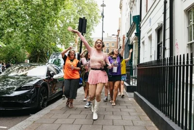 Vivi l’energia di soho a londra con una drag queen come guida, cuffie per silent disco e storie scatenate. tutto incluso e accessibile in sedia a rotelle.