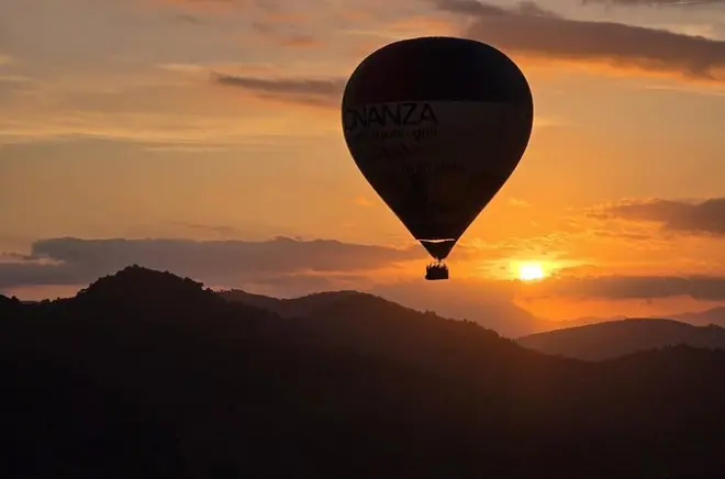 Heißluftballonflug über Segovia bei Sonnenauf- oder -untergang