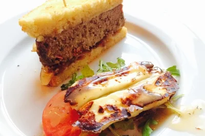 Découvrez l’âme de fells point à baltimore lors d’une visite guidée gourmande, goûtez les saveurs locales au broadway market, plongez dans l’histoire maritime et déambulez dans les ruelles