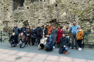 Adéntrate en el whitechapel de 1888 con un tour privado de jack el destripador y un guía local. conoce historias reales, visita spitalfields y the ten bells, accesible para sillas de ruedas.