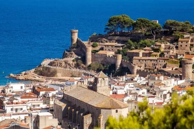 Découvrez tossa de mar, marchez sur le cami de la ronda, faites du snorkeling à cala bona et savourez un déjeuner catalan—petit groupe avec transport depuis barcelone.