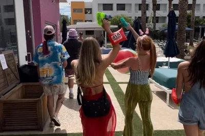 Lache mit freunden bei der party bike bar-tour durch scottsdale, überspringe die warteschlangen in top-bars und genieße den kostenlosen eintritt zur monarch hotel poolparty – inklusive cocktail-kr