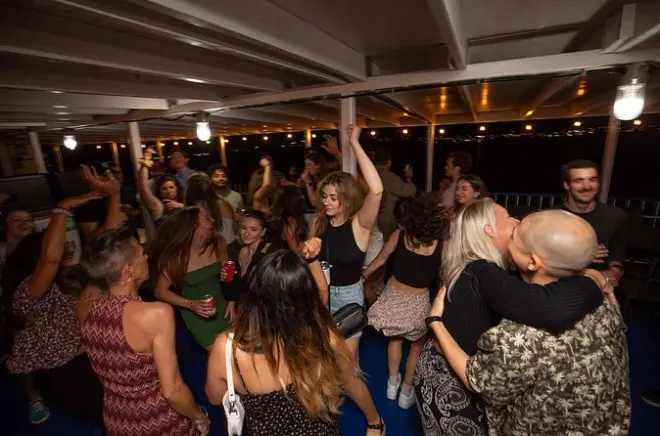 Fiesta en Halifax: Baila en Harbour Queen I
