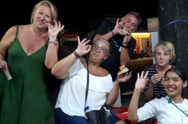 Bali gastronômico: Comida de rua de moto com motoristas mulheres
