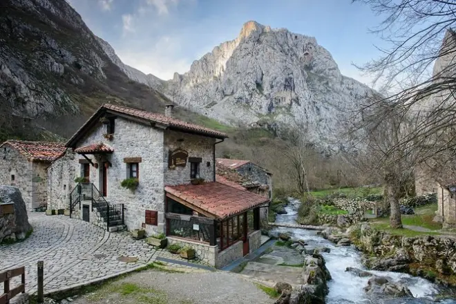 Picos de Europa: Bulnes Funicular & Cabrales Cheese Cave Tour