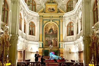 Erlebe mozarts klangzauber in münchens historischer alten hofkapelle bei einem einstündigen klassikkonzert. inklusive eintritt, barrierefrei und gut erreichbar mit öffentlichen verkehrsmitteln.