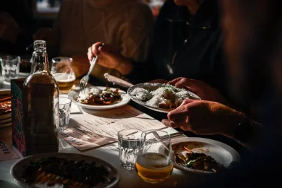 Descubre manchester con un local: prueba pasteles cantoneses, explora afflecks y disfruta de una comida llena de historias. incluye degustaciones y paseo urbano.