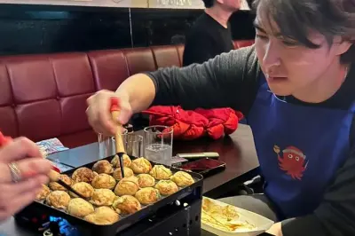 Clase de cocina de takoyaki en Roppongi: Prepara y bebe