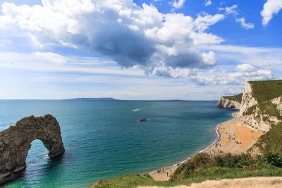 Disfruta de la costa jurásica en una excursión desde bournemouth: pasea por durdle door, explora el pueblo de corfe castle y saborea la gastronomía local con guía y recogida incluida.