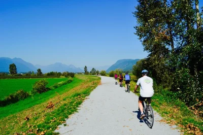 Découvrez vancouver avec une randonnée guidée à lynn canyon, traversez le pont suspendu, puis pédalez sur le trans canada trail à pitt meadows. déjeuner et prise en charge inclus.