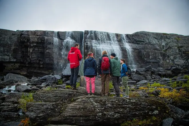 Randonnée de 2 km jusqu'à la cascade Orvvosfossen près d'Alta