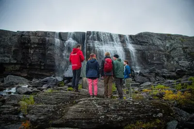 Caminata de medio día a la cascada Orvvosfossen cerca de Alta