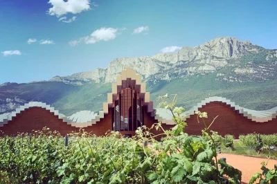 Desperte seus sentidos na rioja com degustações guiadas no marqués de riscal e ysios, passeio por vila medieval e almoço com tapas, com transporte saindo de bilbao.