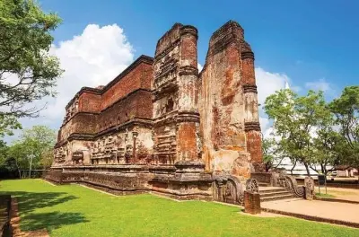 Polonnaruwa UNESCO-Stätte und Minneriya Safari: Ruinen & Elefanten