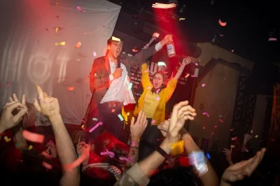 Erlebe tulums nachtleben mit karaoke, rooftop-clubs, partyspielen und kostenlosen shots. starte mit pre-party-drinks und triff einheimische sowie reisende bei diesem geselligen pubcrawl.