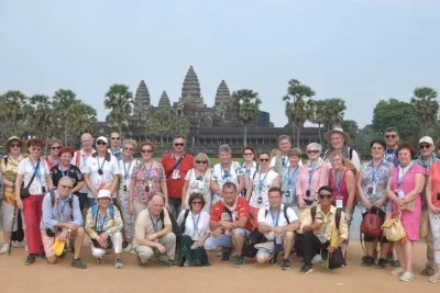 Descubra os templos de angkor wat, angkor thom e ta prohm em um dia com guia local. traslado do hotel, transporte e água inclusos. reserve seu tour em siem reap agora.
