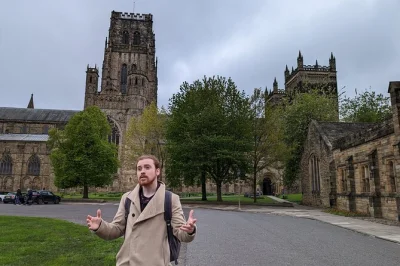 Descubre las calles de durham con un guía local, escucha historias de mineros, santos y personajes famosos. ideal para familias, accesible y con relatos expertos.