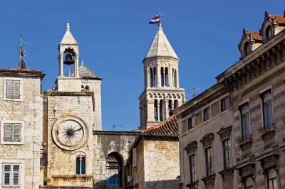 Partez de split en bord de mer vers trogir, flânez dans ses ruelles romanes, découvrez le palais de dioclétien et ses cathédrales anciennes, avec prise en charge facile au port.