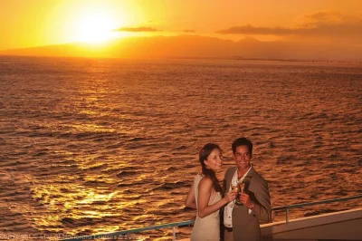 Vivi il tramonto a waikiki con una crociera cena a honolulu: jazz dal vivo, aragosta del maine, filetto di prima scelta, tavolo privato e bevande premium. incluso il pickup da aloha tower.