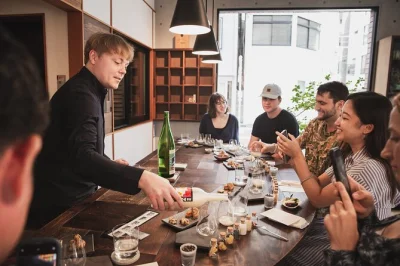 Découvrez tokyo à travers une dégustation privée de sake omakase guidée par des sommeliers certifiés. 7 sakes exclusifs, bouchées raffinées et ambiance intimiste.