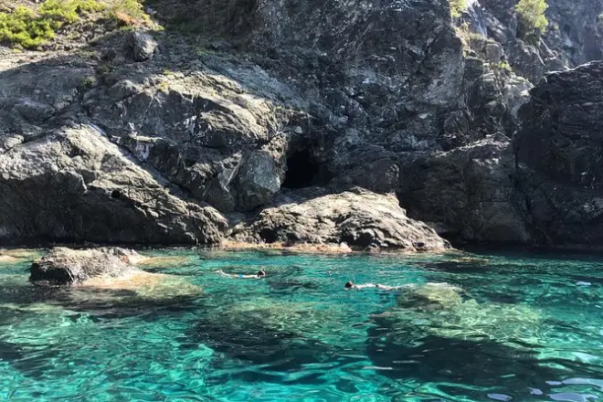 Barco em Framura com snorkel nas grutas da costa de Cinque Terre