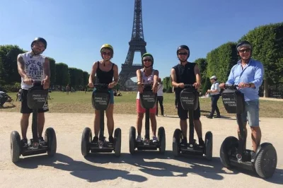 Découvrez paris en segway, en passant par la tour eiffel, le grand palais et la place de la concorde avec un guide local. casques et imperméables inclus.