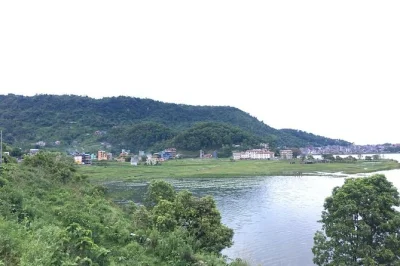 Erlebe eine motorradtour entlang des north lakeside in pokhara bei sonnenuntergang. privater guide, hotelabholung und versteckte lokale plätze am phewa-see. buche jetzt deine abendtour.