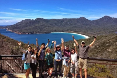 Von hobart zur wineglass bay wandern, tasmaniens wilde küste im freycinet nationalpark entdecken und den tag mit wein oder austern bei devil’s corner ausklingen lassen. inkl. parkeintritt & guide.