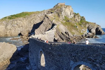 Découvrez la côte sauvage de biscaye lors d’une excursion privée à gaztelugatxe, mundaka et gernika. prise en charge à l’hôtel, guide local et rythme adapté à votre groupe.
