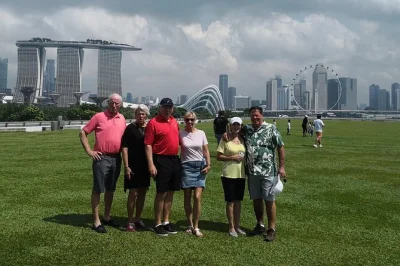 Erlebe singapur authentisch mit privater autotour, individuell gestalteten stopps von marina bay bis little india und abholung am hotel oder hafen. entdecke die stadt entspannt mit lokalem guide.