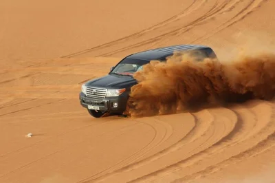 Réservez un safari dans le désert de dubaï avec dune bashing, sandboard, balade à dos de chameau, quad, dîner barbecue et spectacles en soirée. prise en charge familiale.
