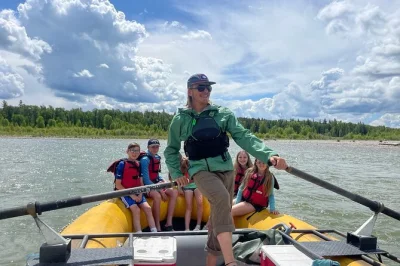 Erlebe eine entspannte floßfahrt auf dem snake river bei jackson hole, entdecke wildtiere wie weißkopfseeadler und genieße den atemberaubenden blick auf die teton-berge. inklusive wasser, regenponc