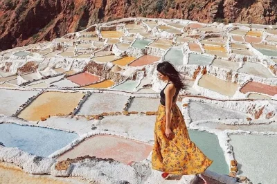 Desde cusco, conoce a tejedores andinos, explora las terrazas de moray y las salineras de maras, y llega a machu picchu en tren. grupo pequeño, traslado desde hotel, desayuno y almuerzo incluidos.