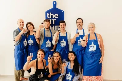 Em lagos, aprenda a fazer pastel de nata com uma aula prática, prove suas próprias tortinhas quentinhas e aprenda com moradores locais. ingredientes e receita em pdf inclusos.