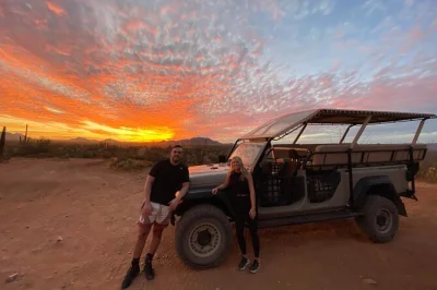 Sinta a energia do deserto de sonora em um passeio de jeep ao pôr do sol saindo de scottsdale, com guias locais, parada em mirante panorâmico e água mineral inclusa.