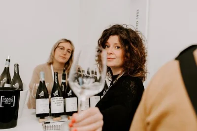 Deguste vinhos barolo e barbaresco com sommelier, explore vilarejos medievais, aproveite almoço típico e visite vinícolas saindo de neive com guia incluso.