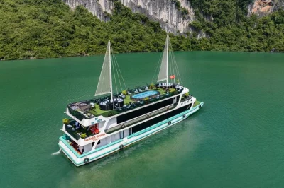 Navegue pelas ilhas mais calmas da halong bay, faça caiaque entre falésias de calcário, suba titop para vistas incríveis e aproveite um almoço fresco de frutos do mar a bordo. guia em inglês inc