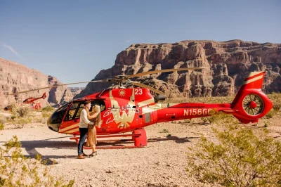 Erlebe den nervenkitzel eines hubschrauberflugs ab las vegas, lande tief im grand canyon für ein champagner-picknick und fliege über den hoover dam – inklusive hoteltransfer.