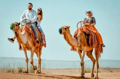 Dubai erleben: düne bashing, sandboarding und besuch auf einer kamel-farm. inkl. abholung, arabische erfrischungen und lokaler guide für echtes wüstenfeeling.
