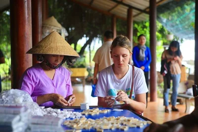 Découvrez le delta du mékong en bateau, visitez la pagode vinh trang, goûtez aux fruits locaux et profitez de la musique traditionnelle. transfert, déjeuner et guide anglophone inclus.