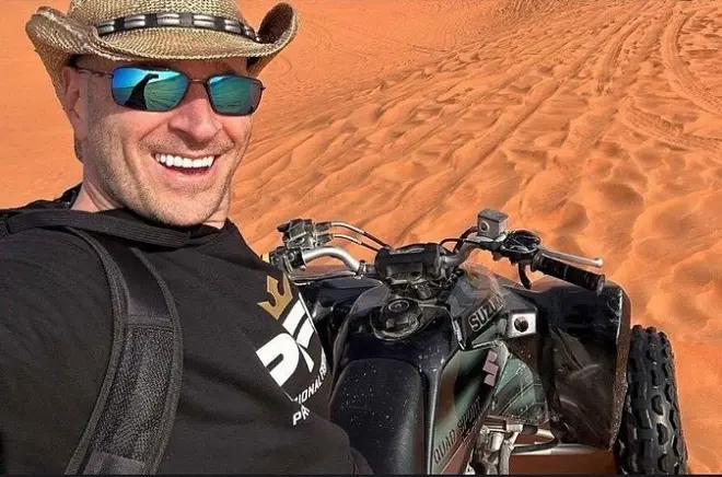 Quad à Riyad : Dunes de sable rouge avec chameau et quad