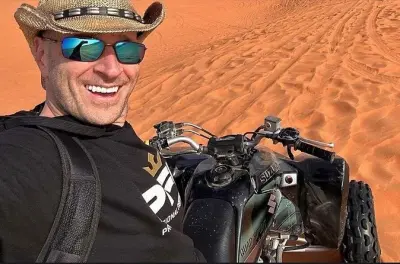 Quad a Riyadh: Dune di sabbia rossa con cammello e quad