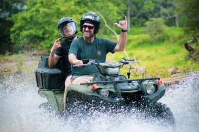 Erlebe eine 2-personen-atv-tour durch den dschungel, flüsse und zu versteckten wasserfällen nahe jaco beach. mit zweisprachigen guides, frischem obst und traumhaften ozeanpanoramen.
