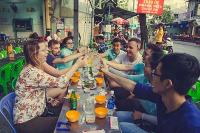 Découvrez les vraies saveurs de saigon en scooter avec des étudiants guides, dégustez la street food authentique des quartiers 3, 5 et 10, avec prise en charge gratuite en centre-ville.