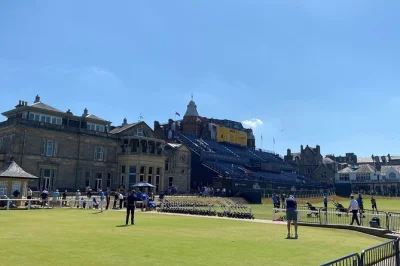 Recorre el old course de st andrews con un ex-caddie, escucha leyendas del golf y consigue una foto profesional en swilkan bridge. incluye guía local y paseo por el fairway los domingos.