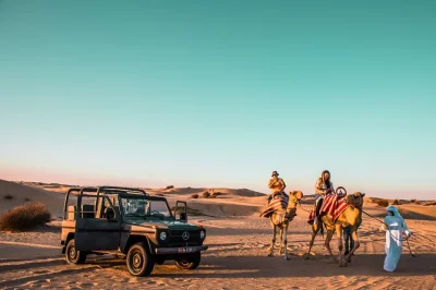 Découvrez le désert d’al marmoom à dubai lors d’un safari matinal en mercedes vintage, balade à dos de chameau, petit-déjeuner émirati et rencontre avec les locaux. prise en charge à l’h�
