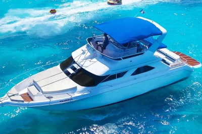 Erlebe eine private 48-fuß yacht in cancun, gleite durch türkisfarbenes wasser, schnorchle an korallenriffen und entspanne am playa norte mit crew, drinks und flexibler zeitgestaltung.